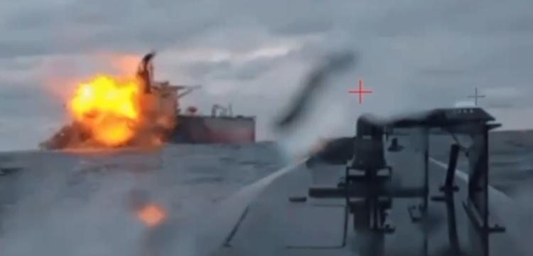 突发！黑海再燃战火 乌方动用无人艇击沉俄“影子舰队”油轮
 
当地时间10日，总