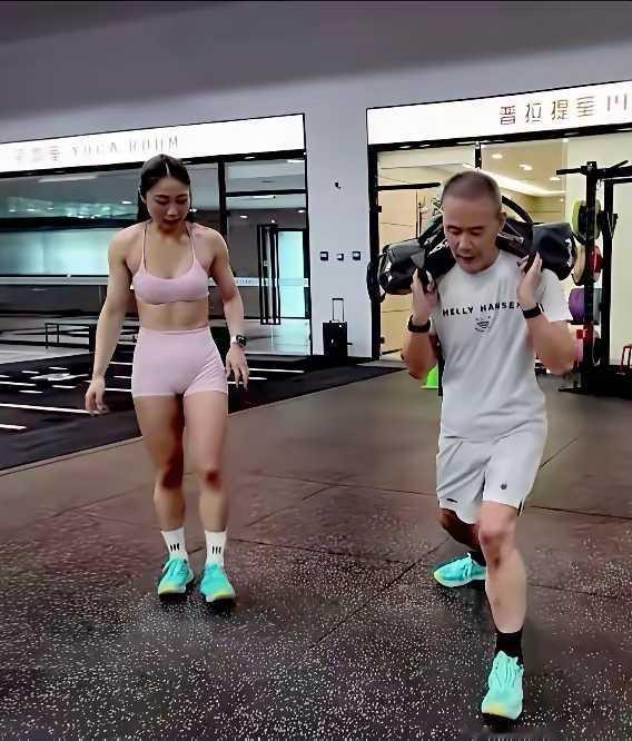 勇于进取的王石
奋战在健身房