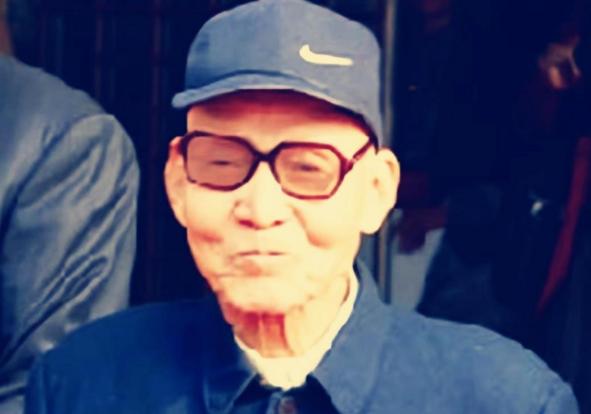 1979年，姚连蔚被免职，此后他回到了西安昆仑机械厂，重新当了一名普通工人。不久
