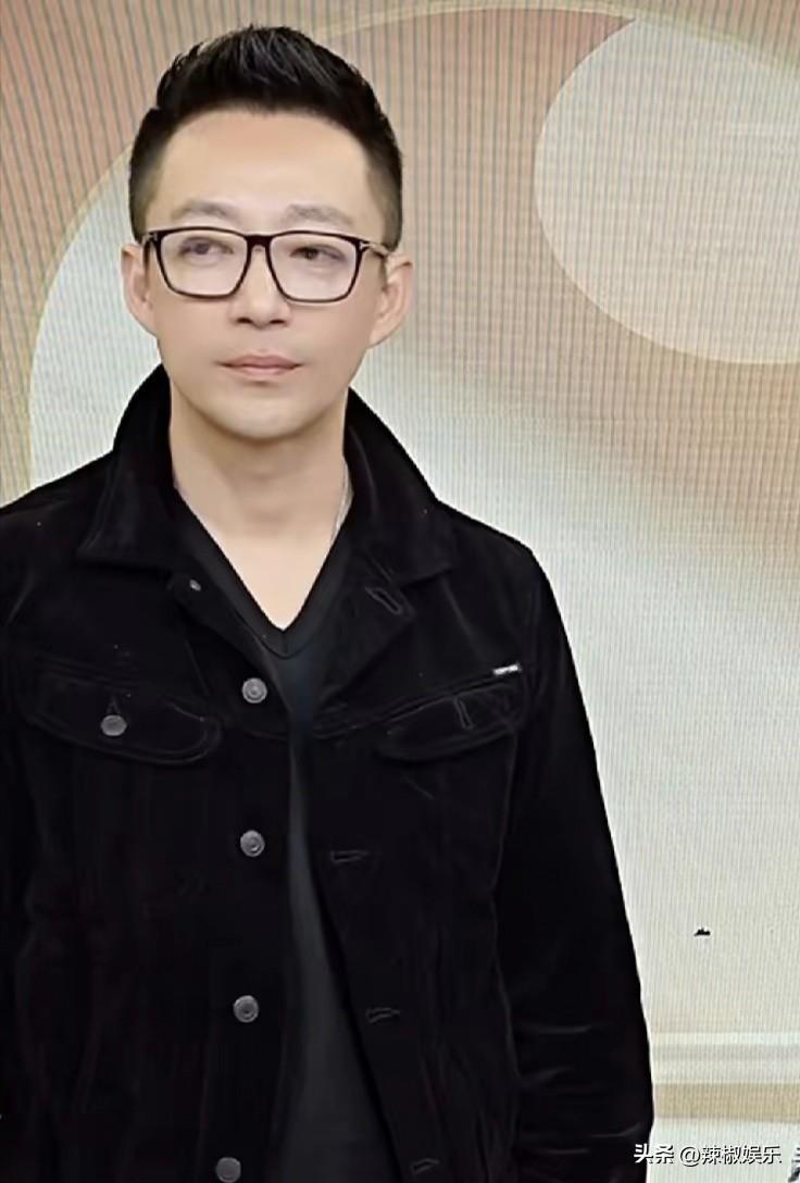 汪小菲被质疑割双眼皮。
汪小菲直播时眼睛的状态很奇怪，总是像睁不开似的，网友仔细