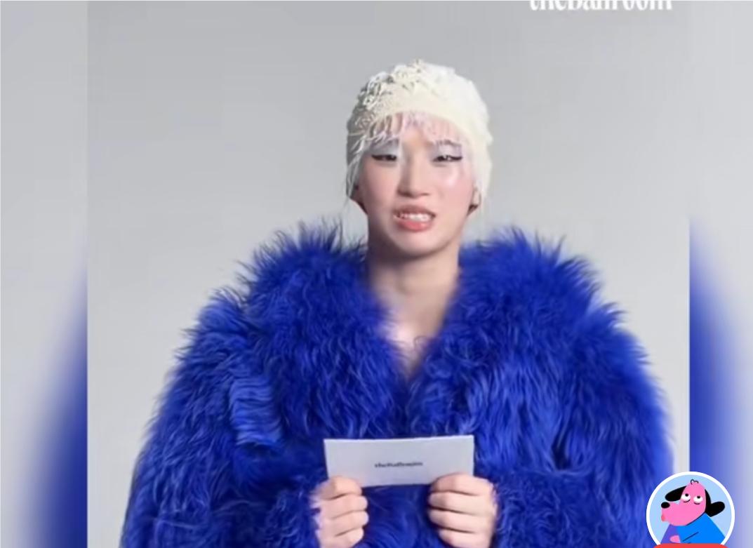 不仔细看，还真看不出来，她居然是陈芋汐，她这身打扮，不知她造型师怎么想的，一个好