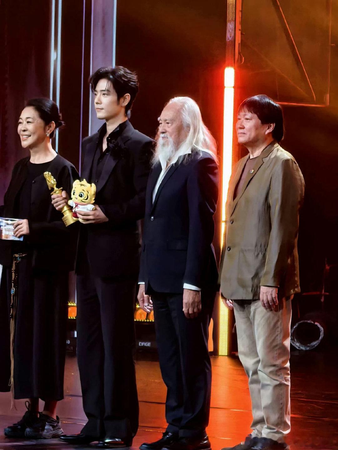 肖战凭借电影《得闲谨制》莫得闲的角色获得北京大学生电影节最受大学生欢迎年度男演员