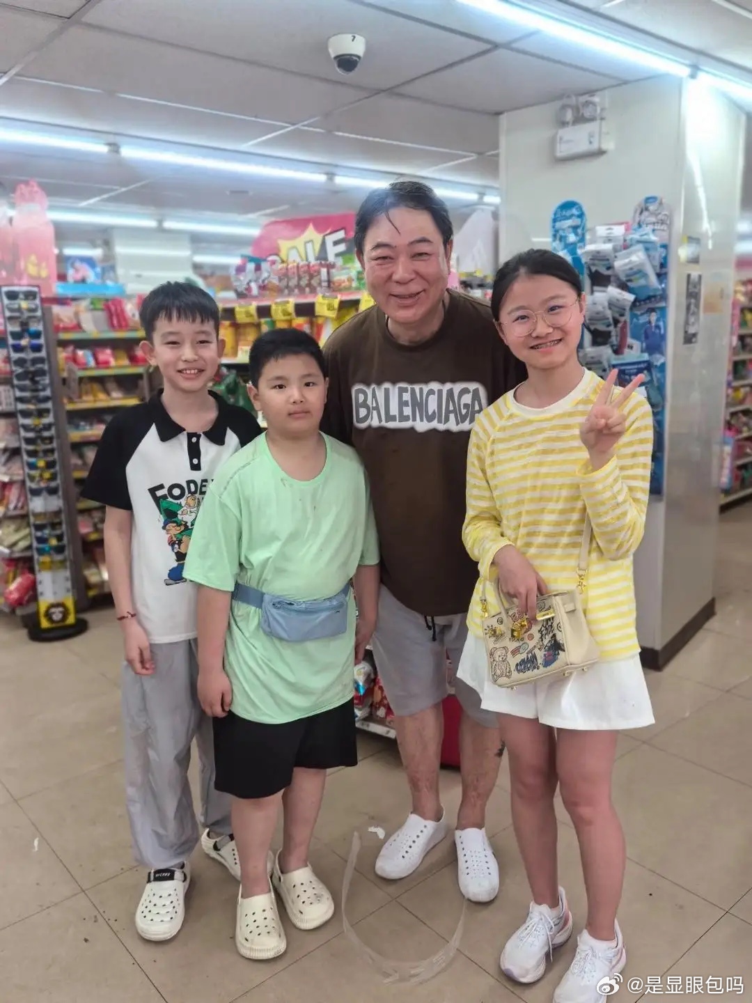 54岁高亚麟在泰国一家超市被偶遇，他穿着简约的日常服饰，油光满面，头发也很油，看