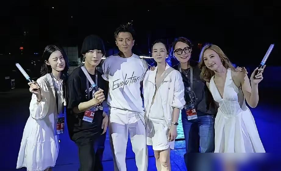 一场演唱会聚齐了谢霆锋一生中最重要的三个女人，唯独缺了张柏芝！
 
最近，谢霆锋