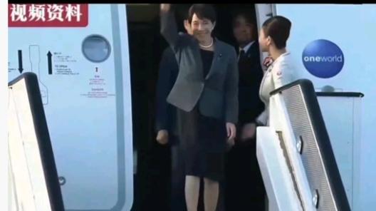 高市早苗访问英国之旅实在是太尴尬了，一开舱门，她还非常高兴的挥手，一看接机的没有