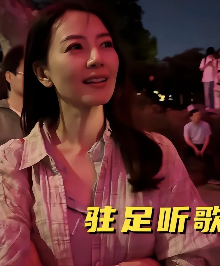 46岁高圆圆现身南京，红配绿却穿出高级感，46像26岁不愧是女神时尚穿搭圈流传多