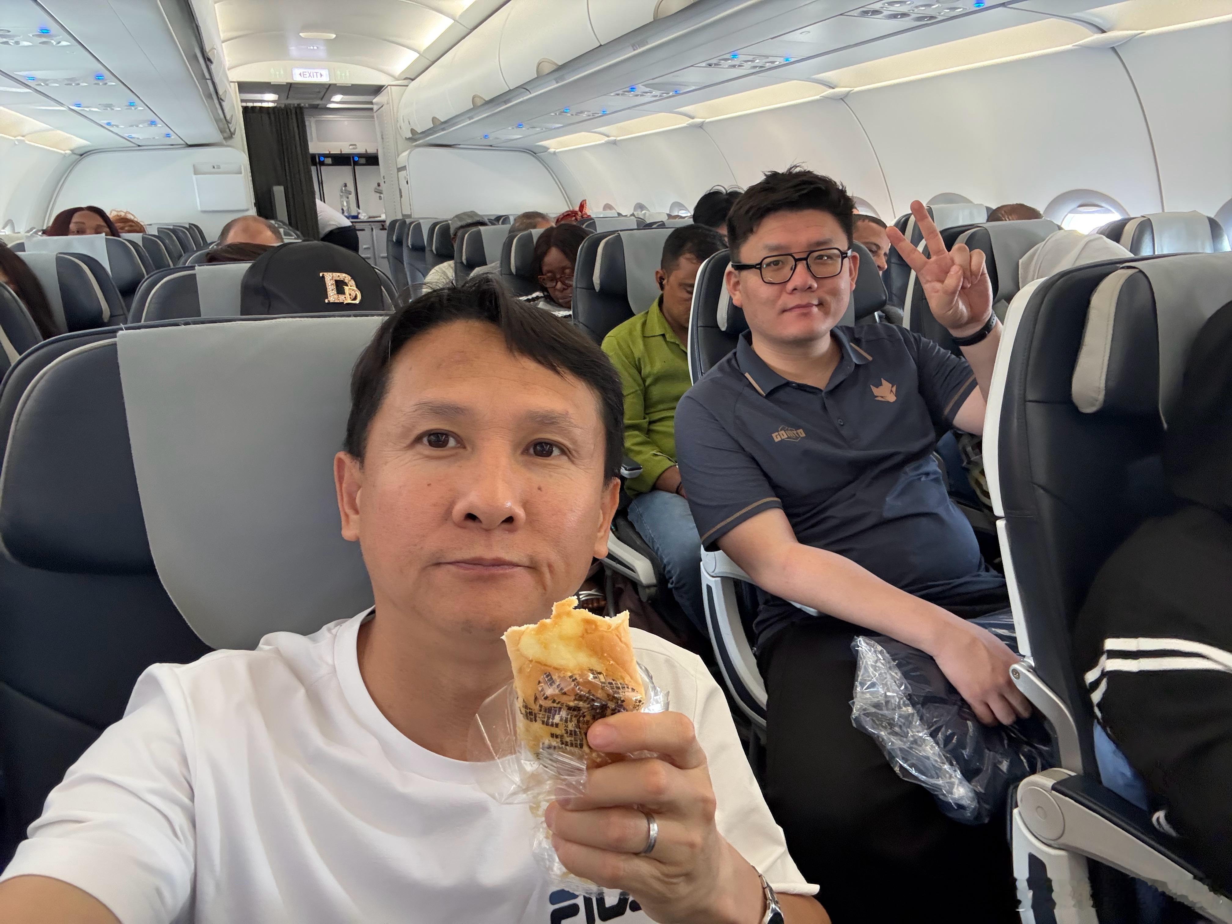 还得再飞6个小时，不知道埃及航空的航空餐能吃的下去不，先整口面包垫垫 
