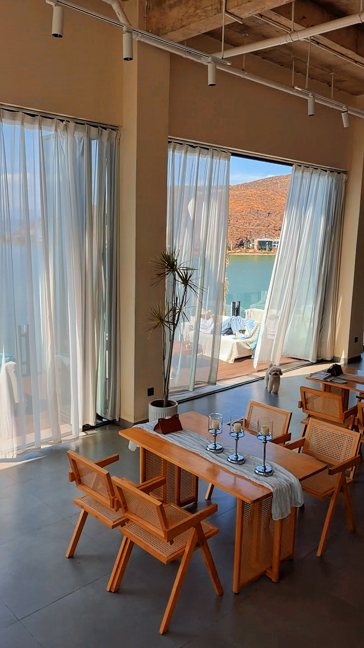 我从来不相信这个世界上有完美的事，我都不相信，还给你承诺，那叫欺骗。洱海边这家海