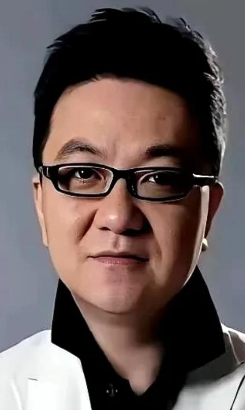 董路又开炮了，这次对准的是自己足球小将的家长。

起因挺简单：小球员李昊炎妈妈接