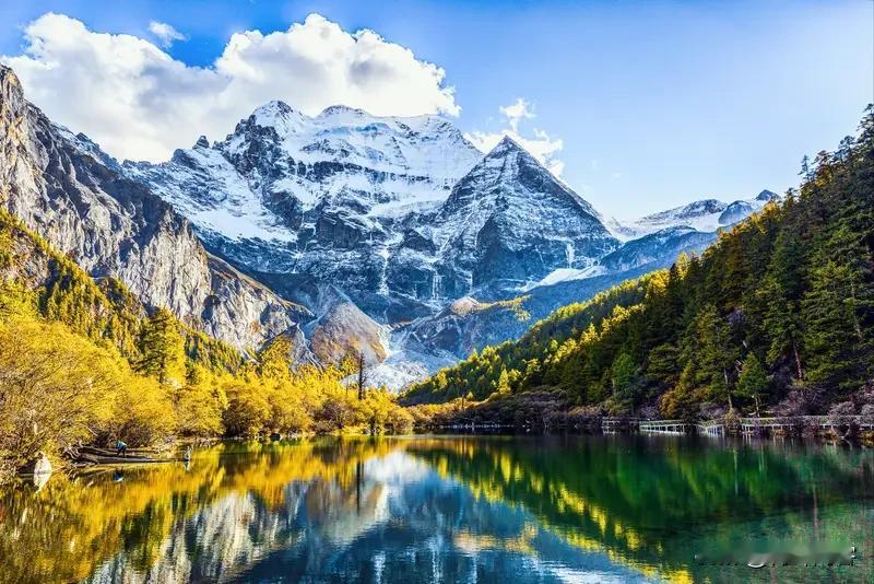 抬头
堆得闲云马一群，蹄声嘚嘚众仙闻。
老夫偶尔抬望眼，识破天机八九分。
抬头定