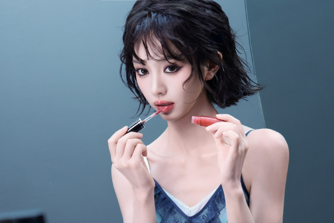 田曦薇短发半湿造型田曦薇全新短发半湿造型亮相！烟熏妆搭配灵动小短发，风格突破感拉