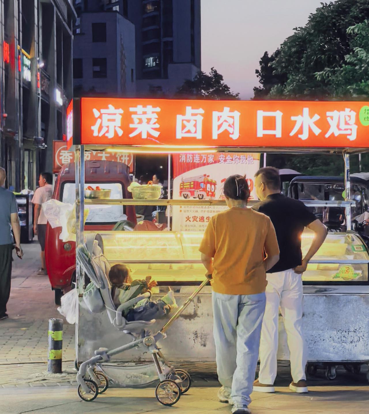 所谓生活 ，不过是有人等你回家，有摊为你留灯，有口热饭能熨帖一天的疲惫。有口卤味