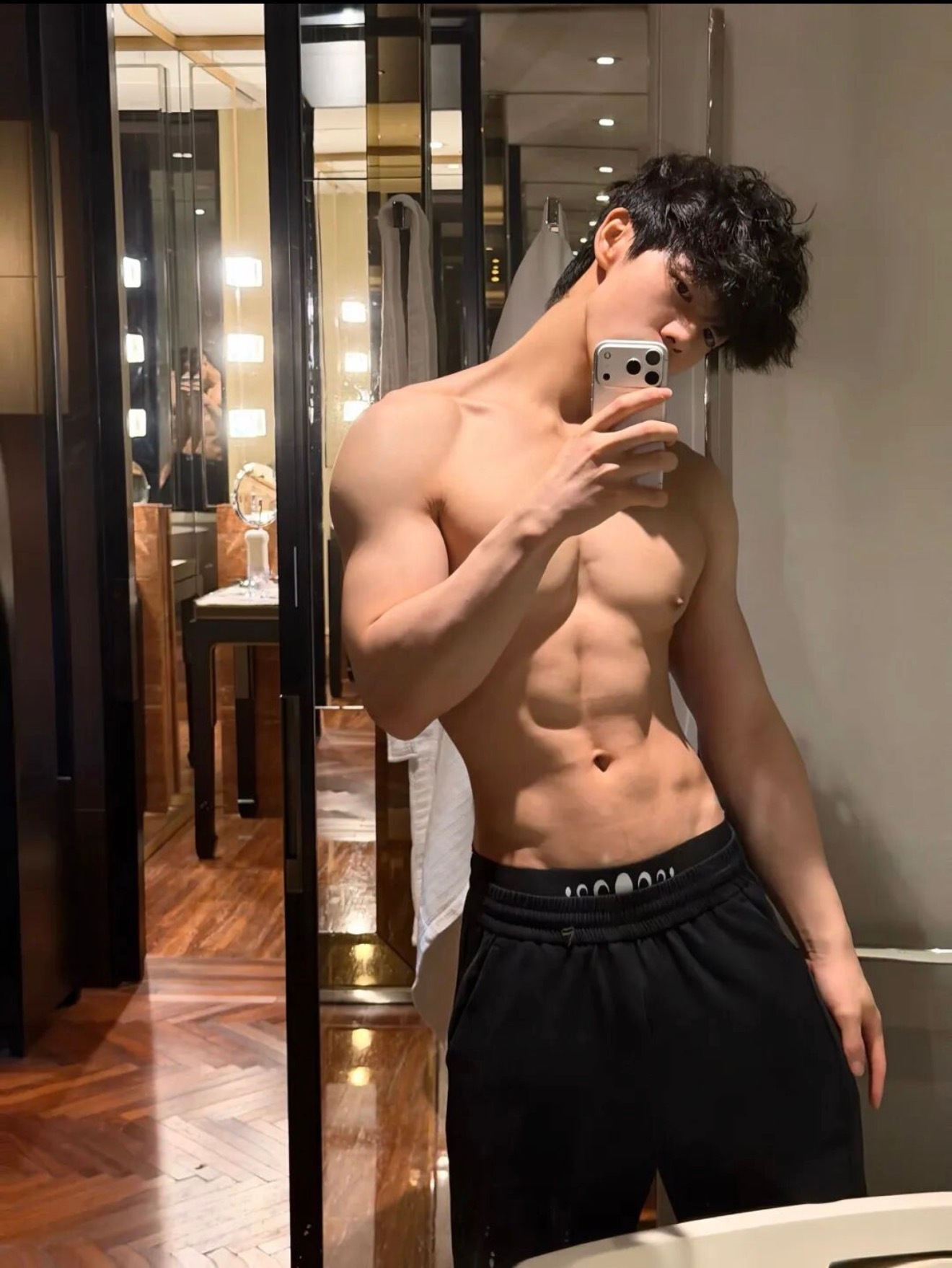 生活给你压力，你就还它奇迹；人生给你考验，你就还它惊艳。 ​​​
