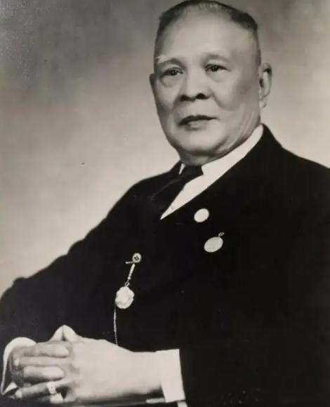 1882年，年仅14岁的司徒美堂怀揣母亲借来的50元龙银，从广东开平县赤坎镇启程