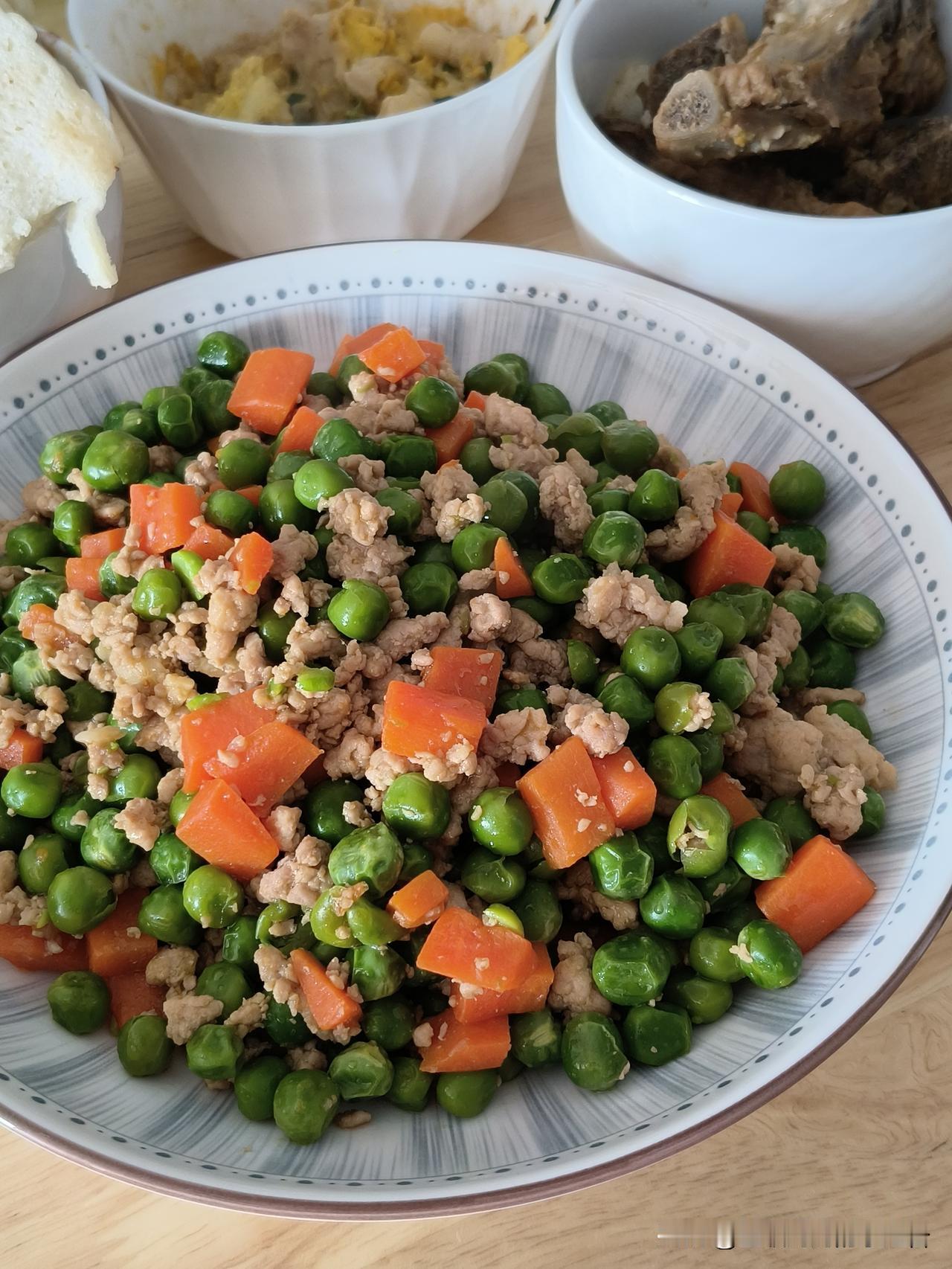 今天给女儿炒了豌豆，是女儿很喜欢一道菜。

新鲜的豌豆，加胡萝卜丁和肉沫，炒在一