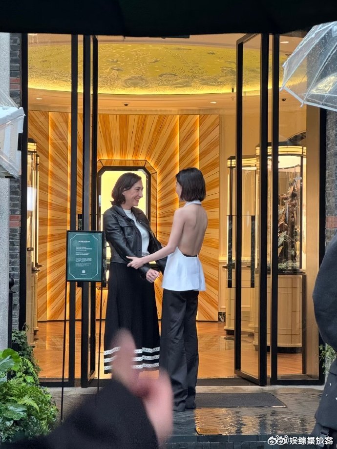 周冬雨上海活动生图 上海新天地偶遇周冬雨，生图状态超能打，造型精致又亮眼，气质绝