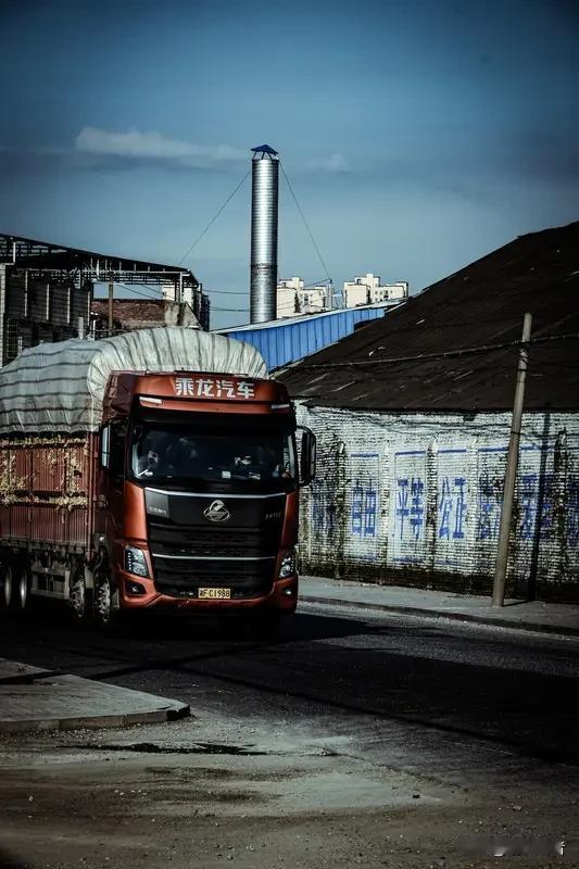 2月9日，广东某隧道内上演惊魂一幕：一辆白色轿车突然急刹停车，后方满载货物的大货