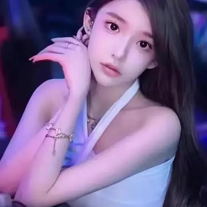 夜色中的温柔，沉醉在梦幻的灯光下温柔的光影中 夜的美在于静 夜的氛围 夜景少女韵