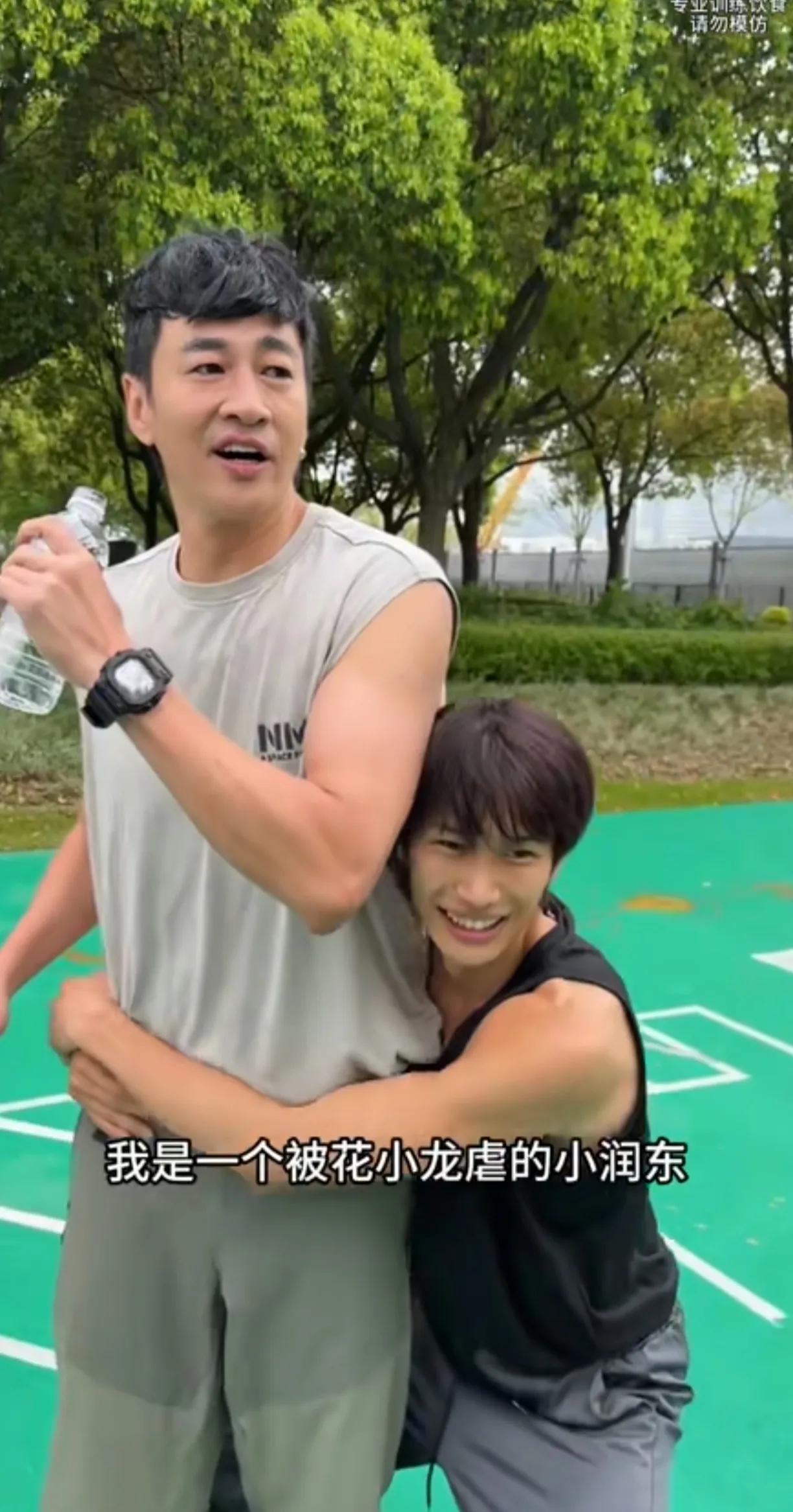 51岁的何润东还有少年感，太年轻了，跟旁边二十多岁的人一起，看着都像同龄人。