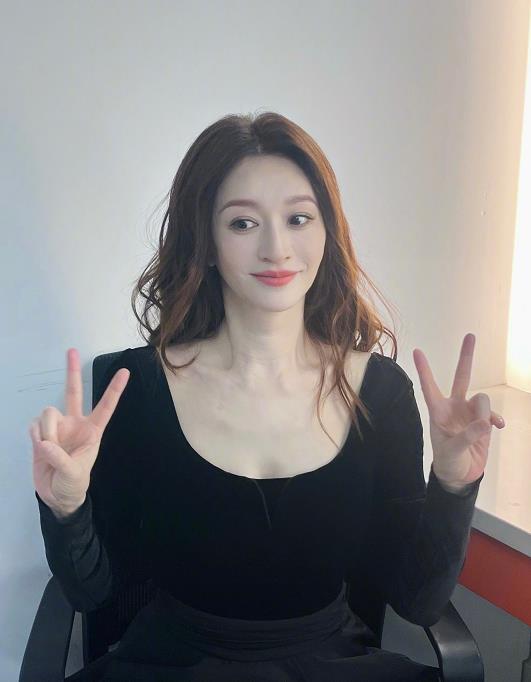 李小冉一公第一名 浪姐舞台上向来都是大姐姐才能成为王者，50岁李小冉上了浪姐后在