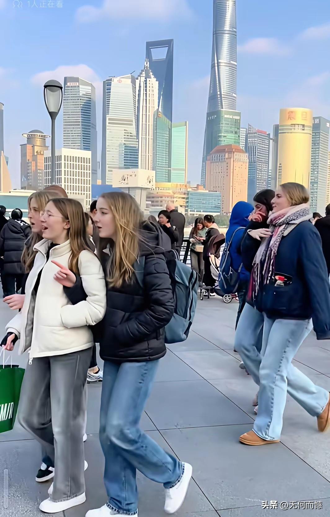 上海现在真是一座国际化大都市，外国的游客非常多，感觉这些人也非常喜欢上海的城市景
