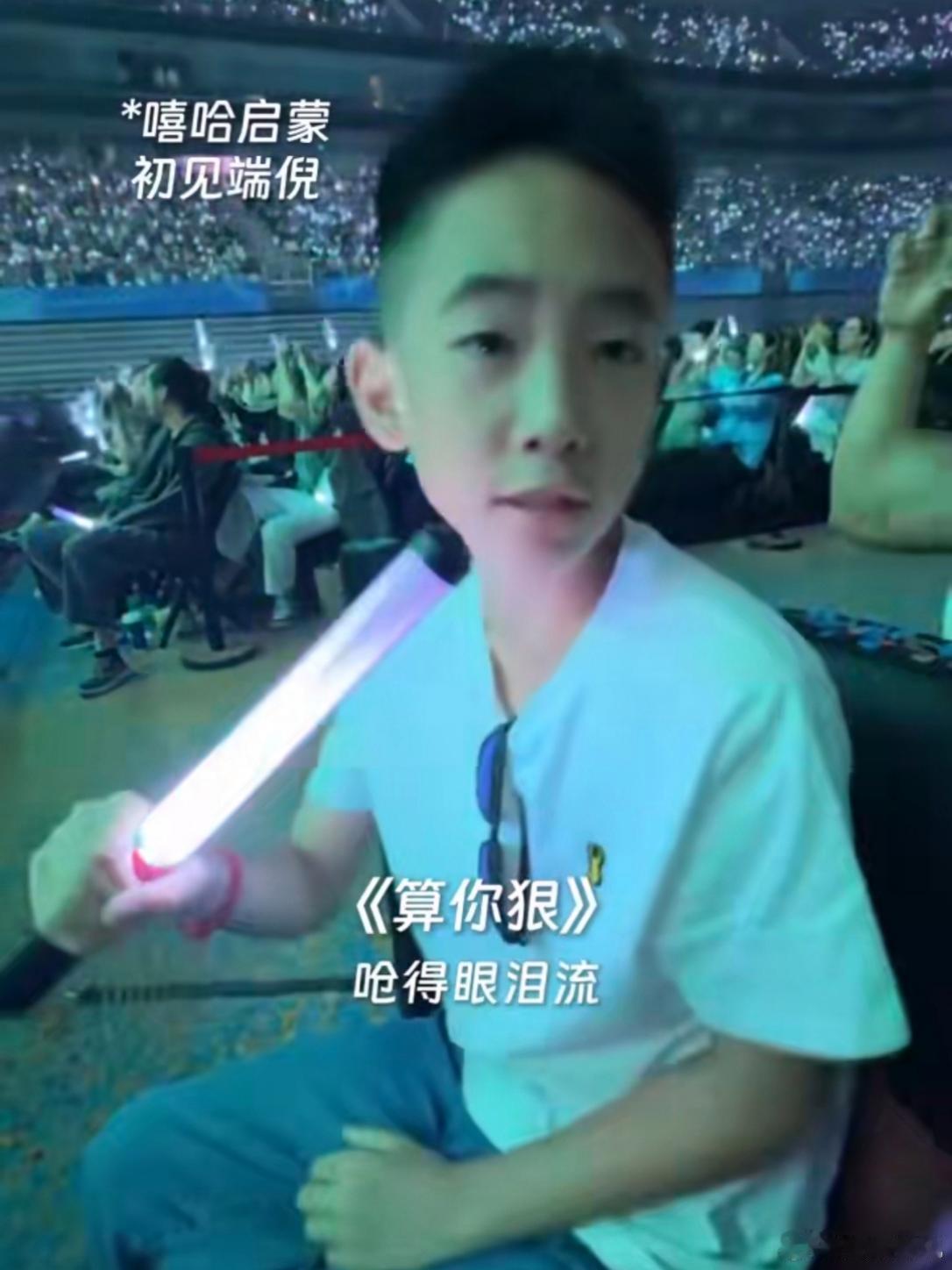 应采儿发文称儿子Jasper在观看父亲陈小春的演唱会后陷入“追星戒断状态”。Ja