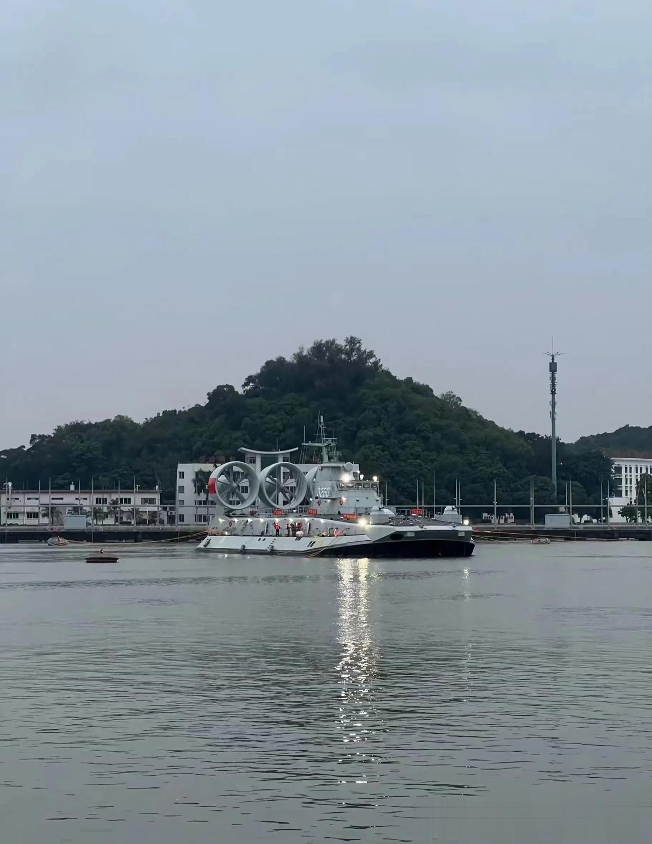 国产野牛终于露面！
根据网络照片显示，一艘全新的“野牛”大型气垫登陆艇3260艇
