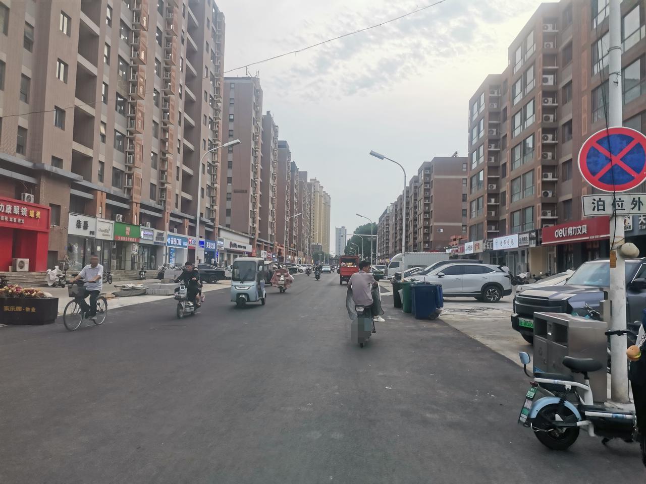 邢台天一街修通了，但还不适合过汽车。天一街的路面翻建一新，已经去掉围挡可以通行，