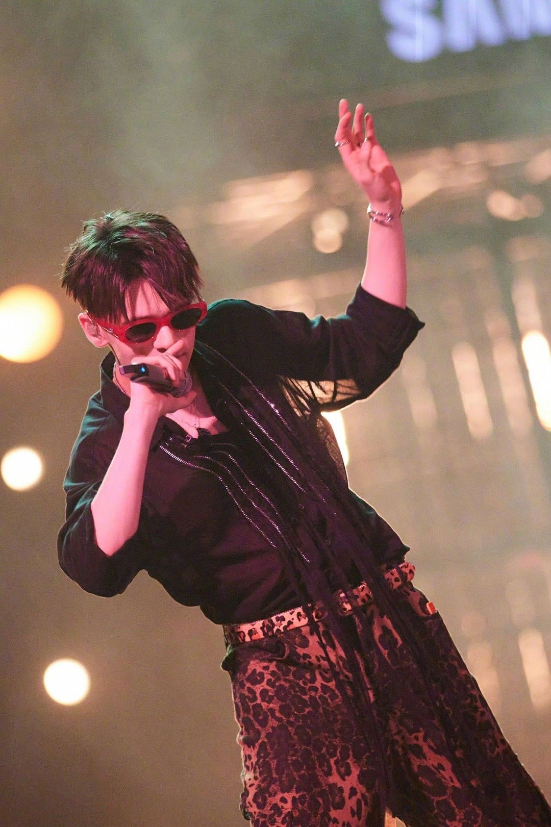 庆怜是懂粉丝想看什么的 粉丝想要什么他全知道，唱跳舞台安排上，中文歌安排上，新歌