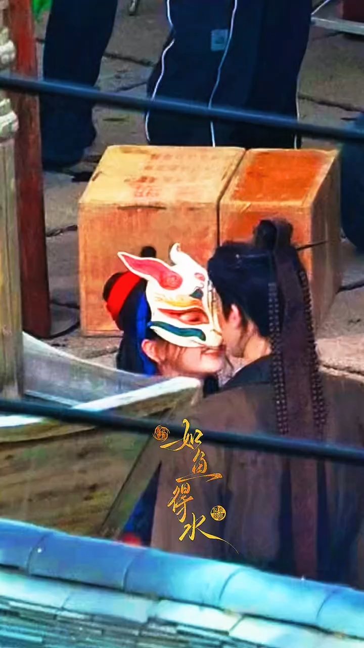 摇头晃脑戴着小兔子面具的何盼好可爱还比划着要给容尘子戴面具虞书欣给侯明昊戴面具 