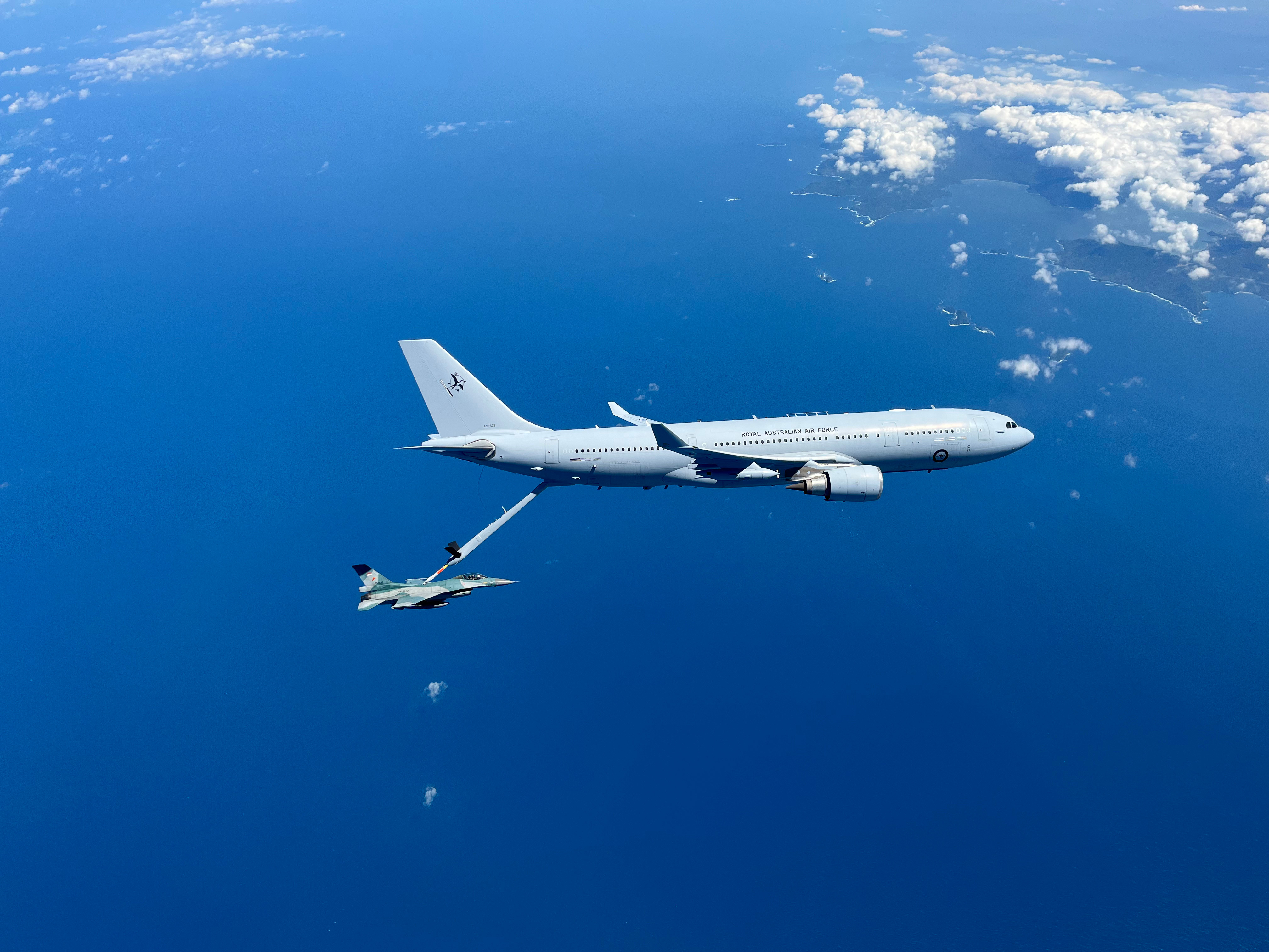 少见的印尼空军F-16空中加油多视角照片。印尼空军没有空中加油机，空中加油训练一