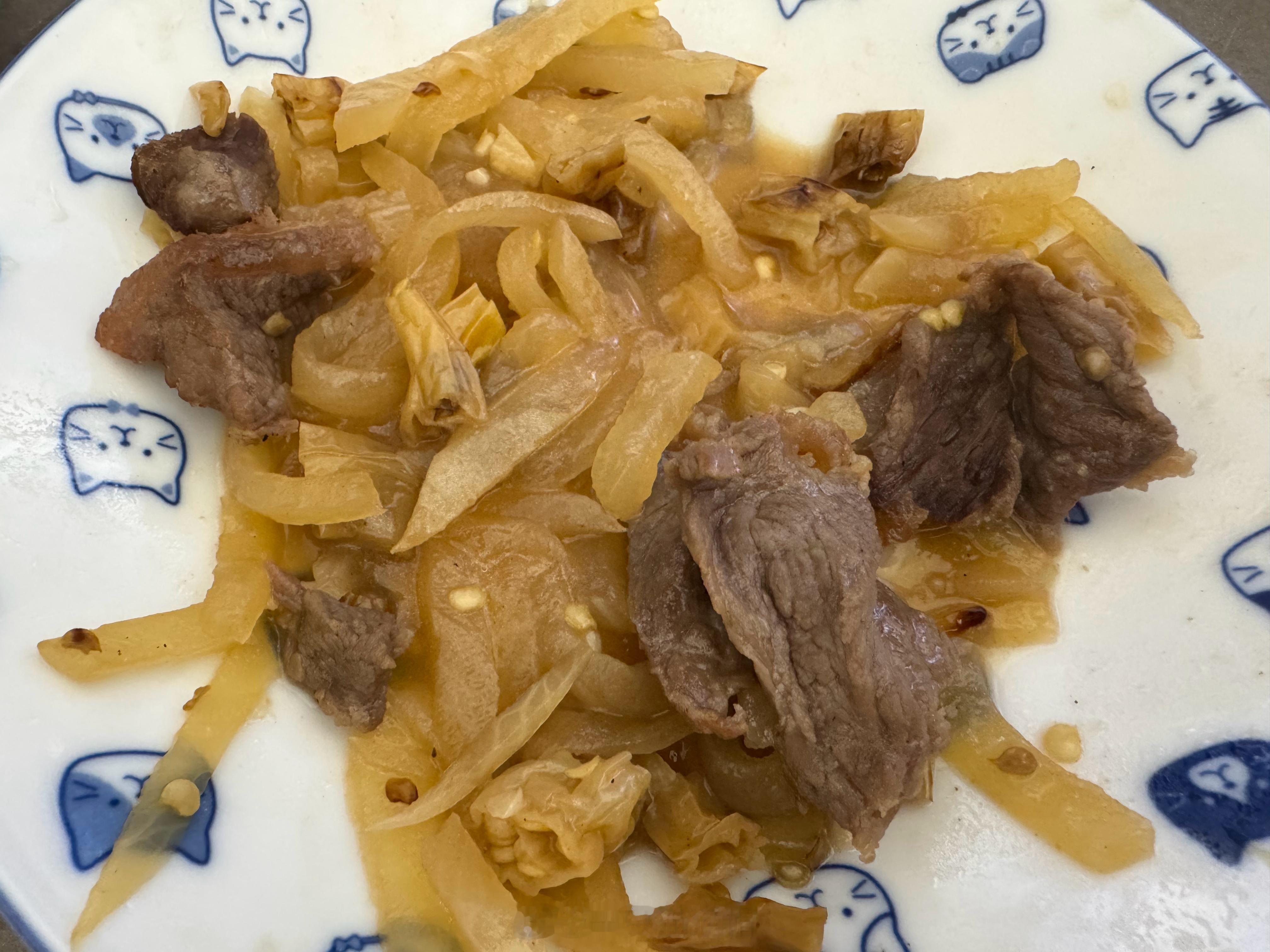 昨晚没吃完的白辣椒牛肉，正好今天拌个面吃😋 