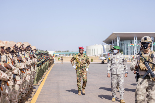 马里总统检阅军队，一个小细节令西方意外：中方武器都这么受欢迎了？在最近一次马里总