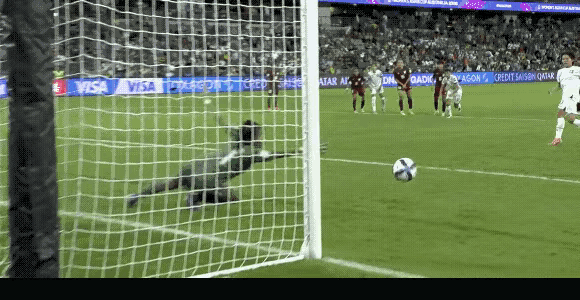 印度女足的门将恐怕要懊悔不已了，在点球防守时，她明明判断对了方向，而中国台北队的