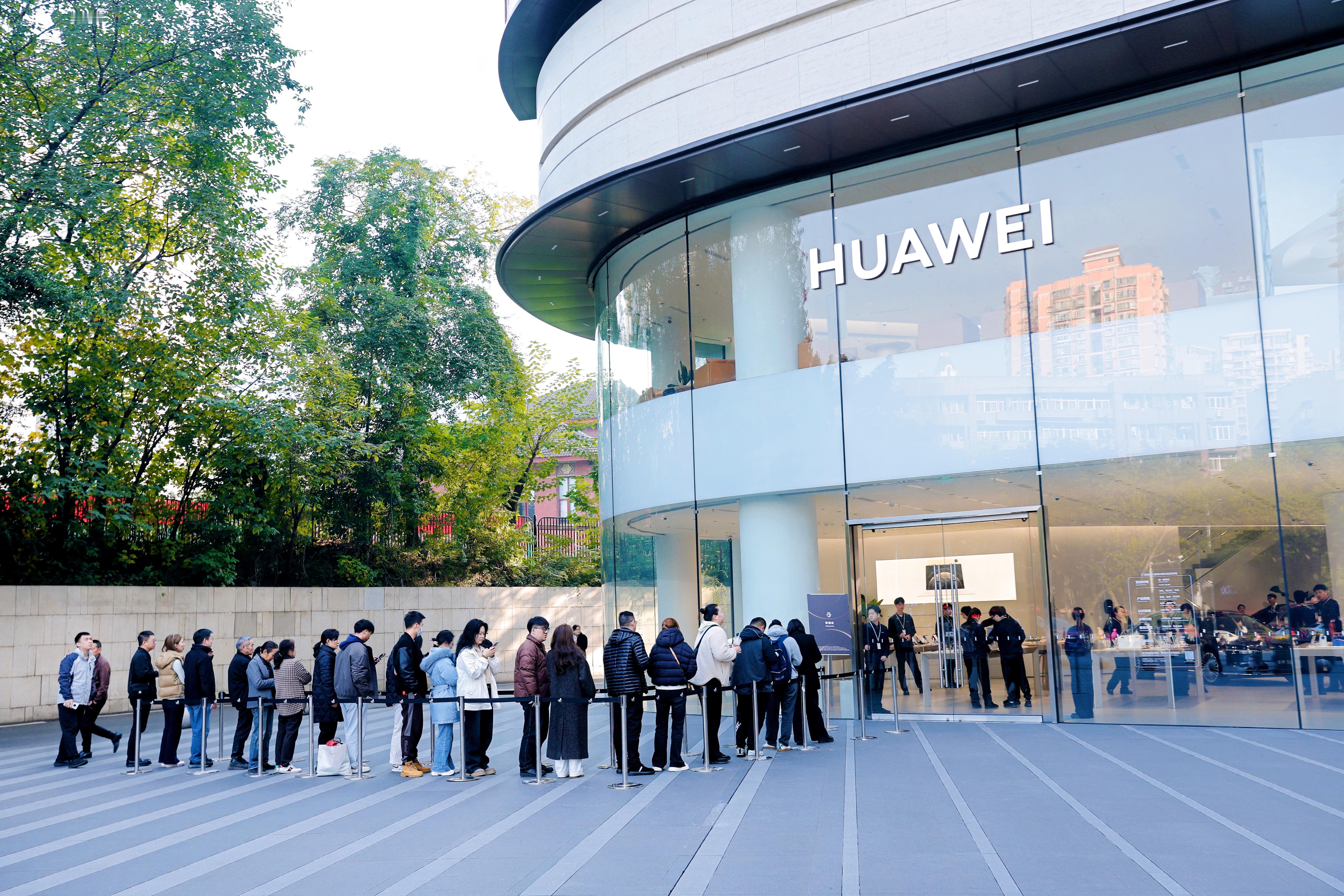 华为Mate80线下销售盛况 今天华为Mate80系列首销日，线下门店花粉的热情