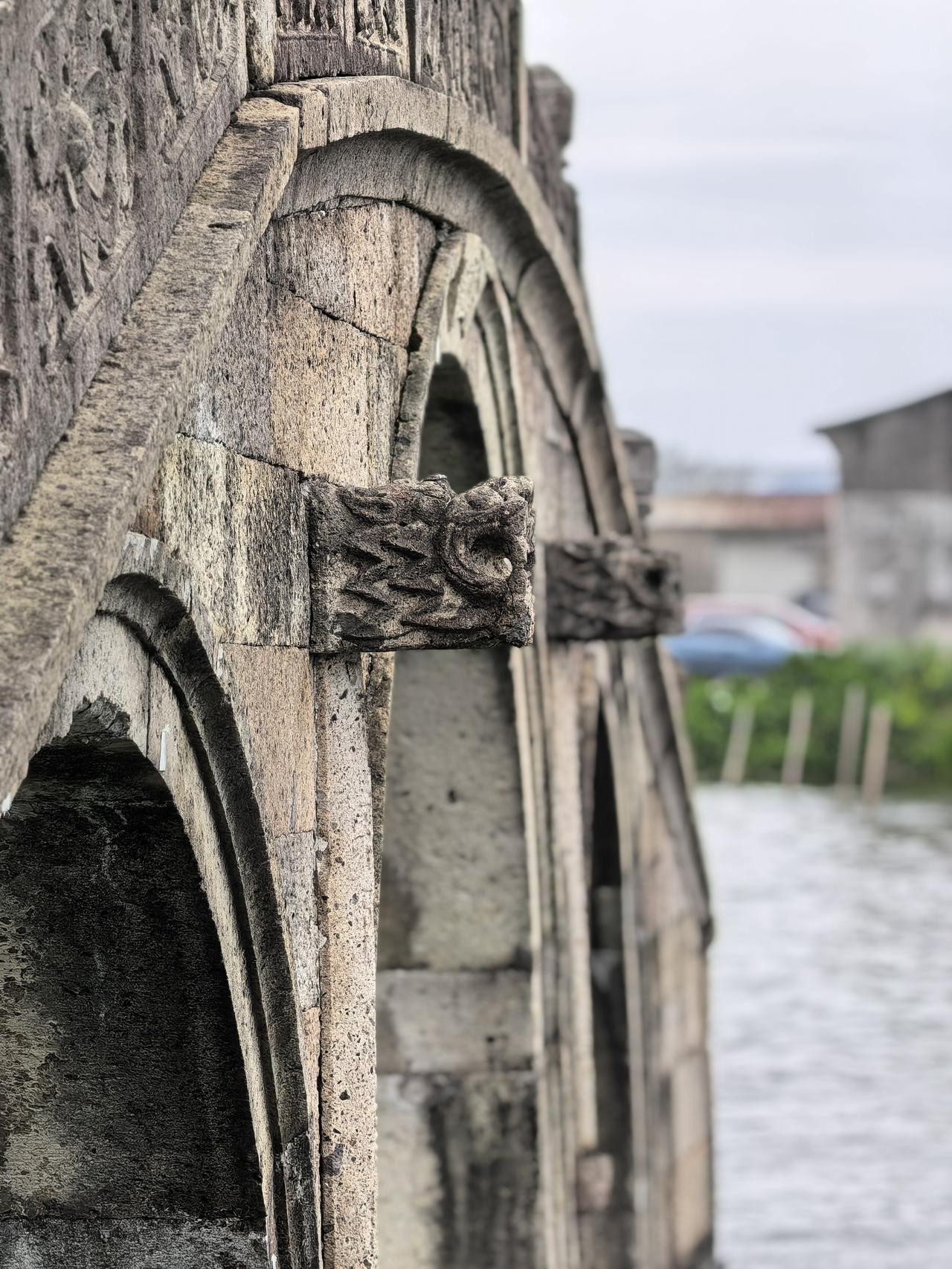 很多南方的桥梁上的避水兽建在两个桥洞之间。这是绍兴越城区泗龙桥上的避水兽，两边共