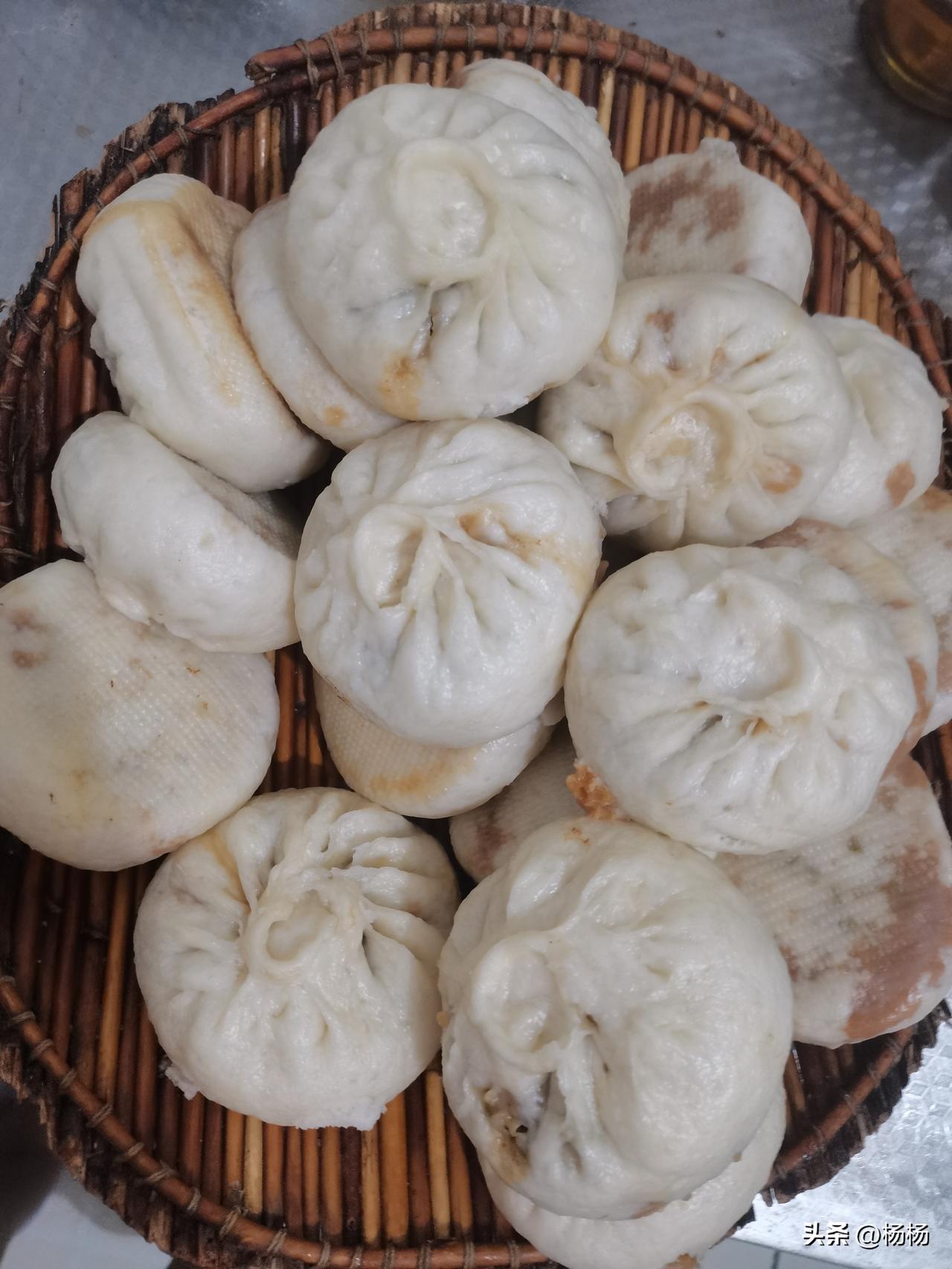 今天晚上我蒸了大包子
豆角猪肉的

豆角是昨天回娘家拿回来的
肉是前天买的没吃的