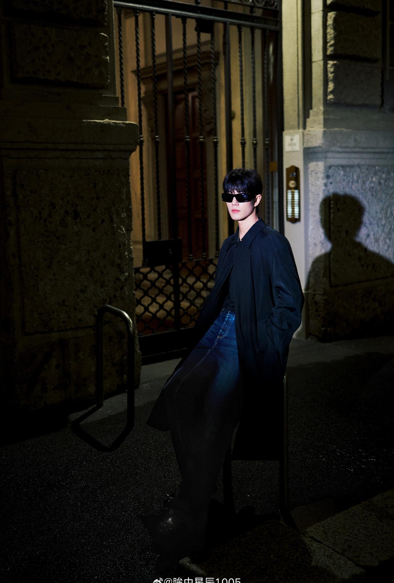 肖战肖战米兰看秀造型xz肖战米兰时装周

暖黄织就优雅，光影定格风华！肖战米兰看