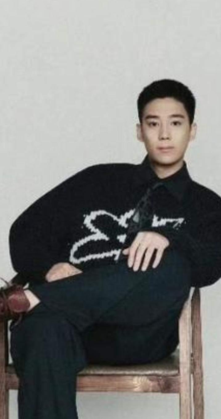 何晴去世，最难过的就应该属他的儿子许何了。从名字上就能看出他代表了父母的姓在里面