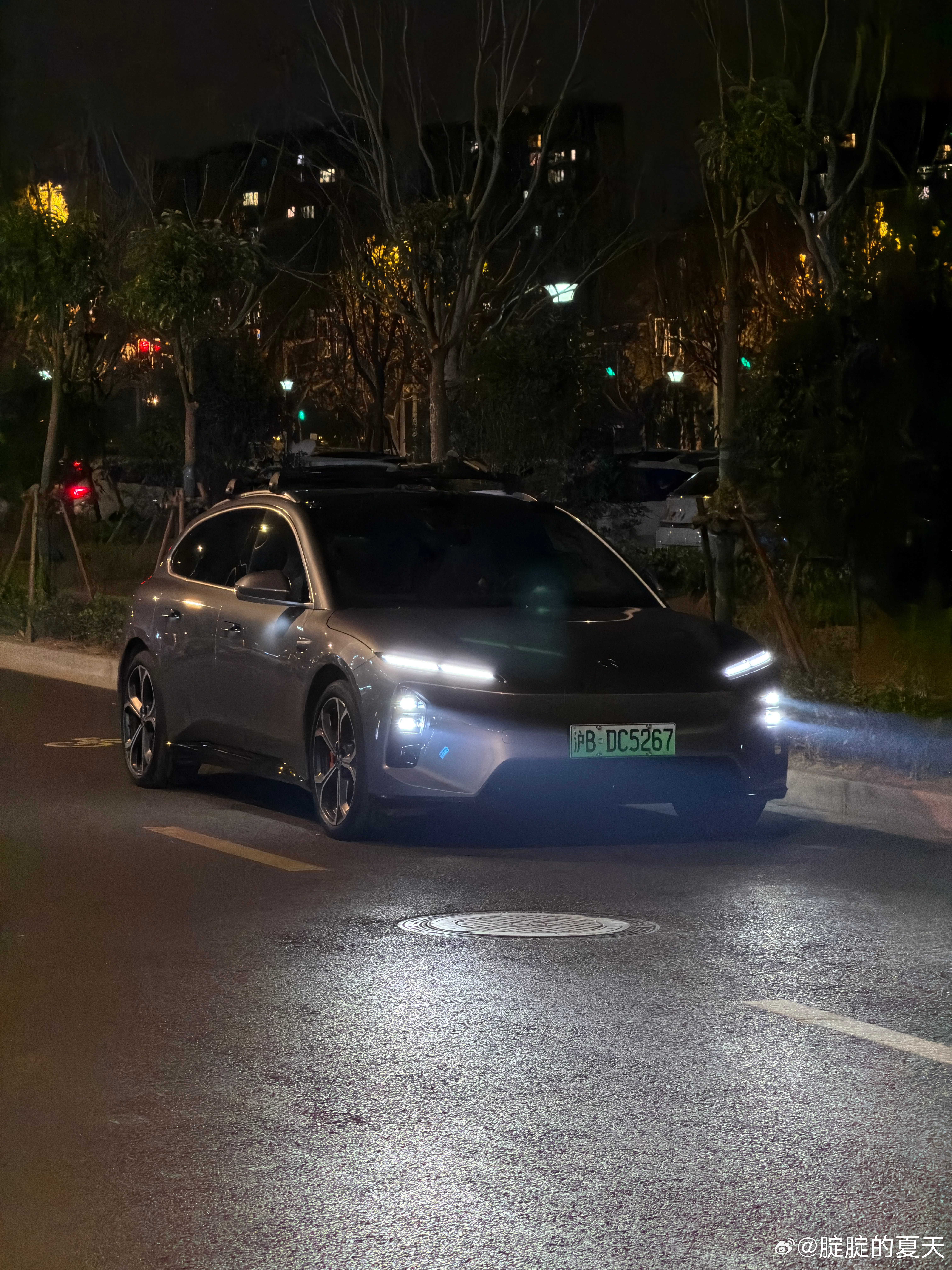 买了电车能一周充一次吗汽场全开 一般来说，现在的纯电车型续航在500km左右，我