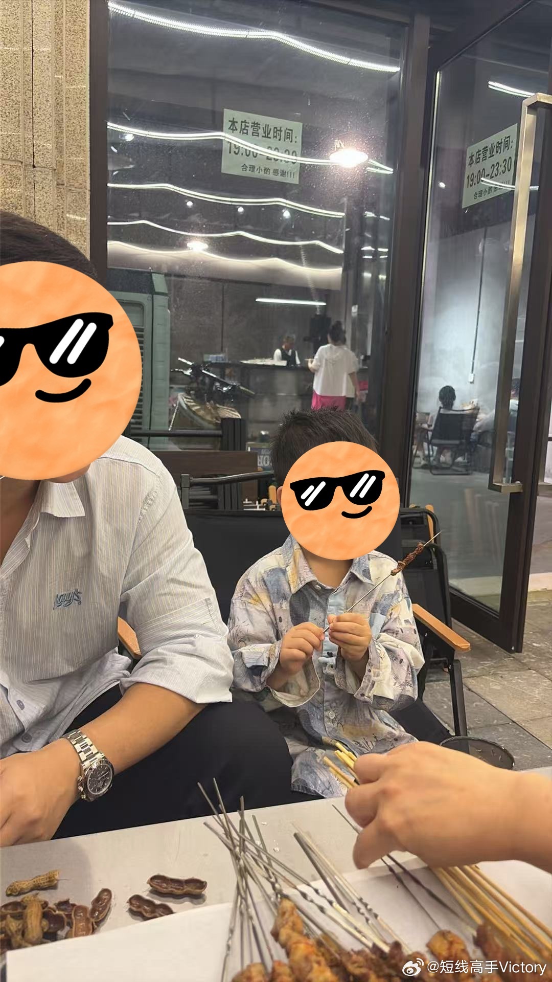 娃稍微大点儿了可以陪着撸串儿了也算有点用了😂 ​​​
