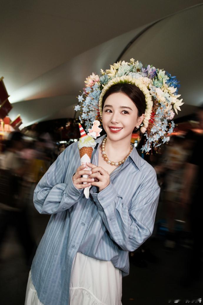 #阚清子李诞街头簪花对比#阚清子的美丽簪花与李诞的搞怪造型，展现不同的魅力。 ​