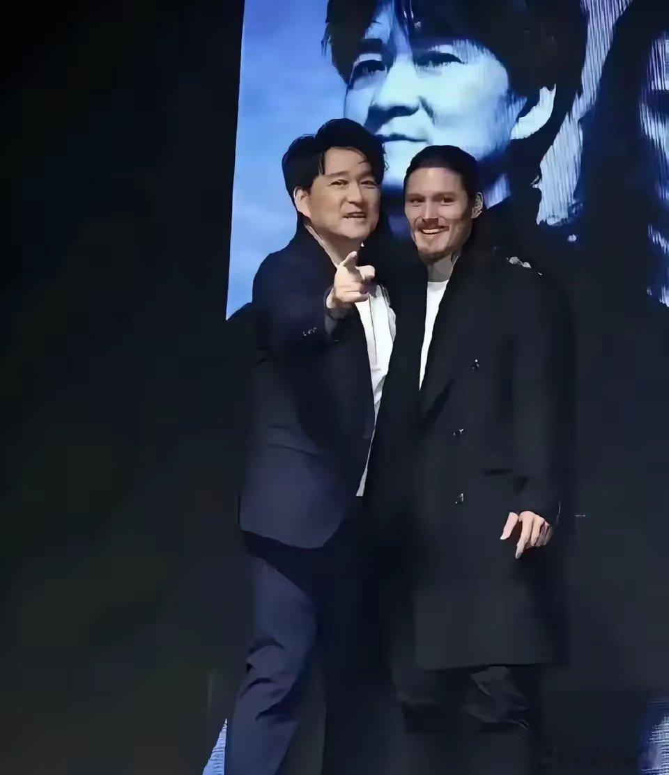 周华健今年64岁了，他的儿子周厚安34岁，感觉周华健更显年轻哦！ 
