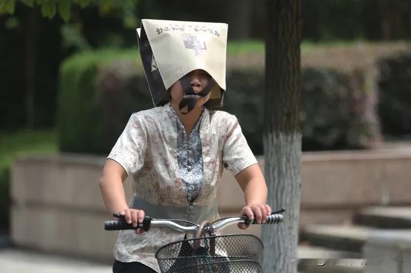 看过一档综艺，大张伟说他小时候，他父母下岗买鸡蛋煎饼，他爸端着一盆鸡蛋，不小心摔