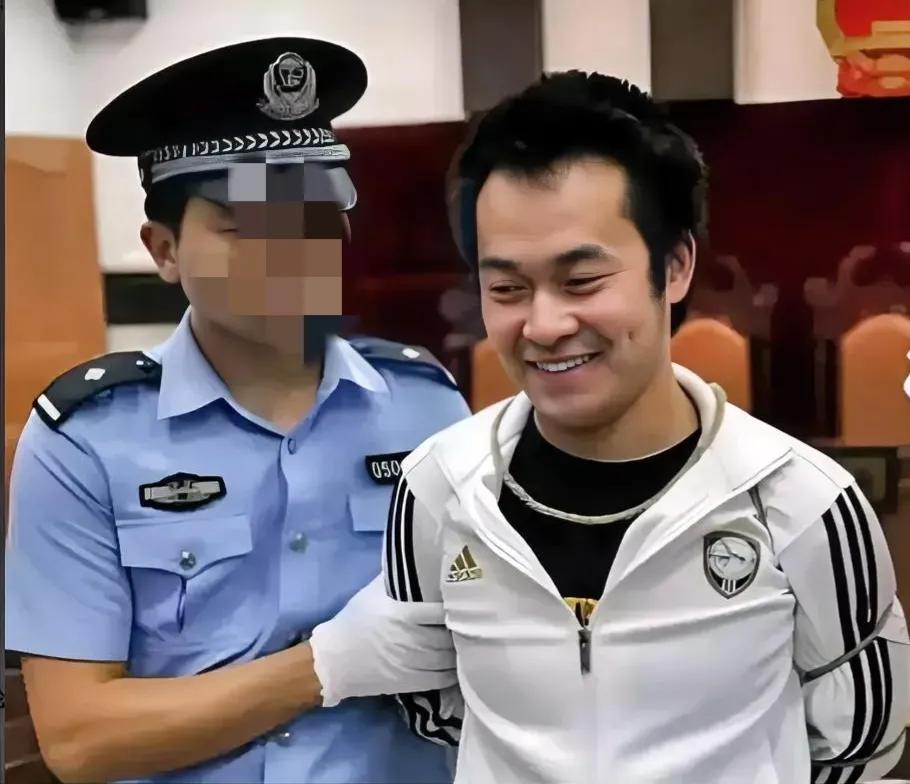 2012年，贵阳，林文栋被验明正身，即将押赴刑场前，留下的一张照片，他原本过着吃