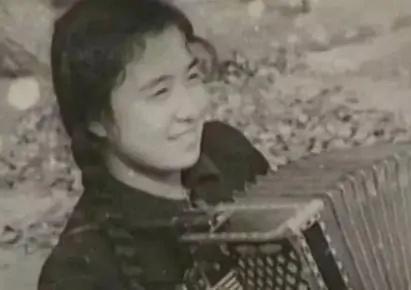 谷建芬年轻时，一张罕见的留影，这张照片拍摄于上世纪50年代中期，地点在辽宁大连、