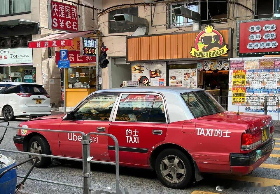 香港作为国际化大都市，怎么还不淘汰这种老旧的士呢，难道是想保留一种文化吗？ ​​