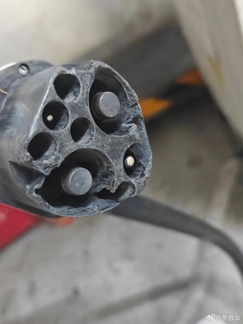 小侄子打电话说家里的充电桩坏了，充电枪头被人弄坏了，找售后维修需要600多块钱。