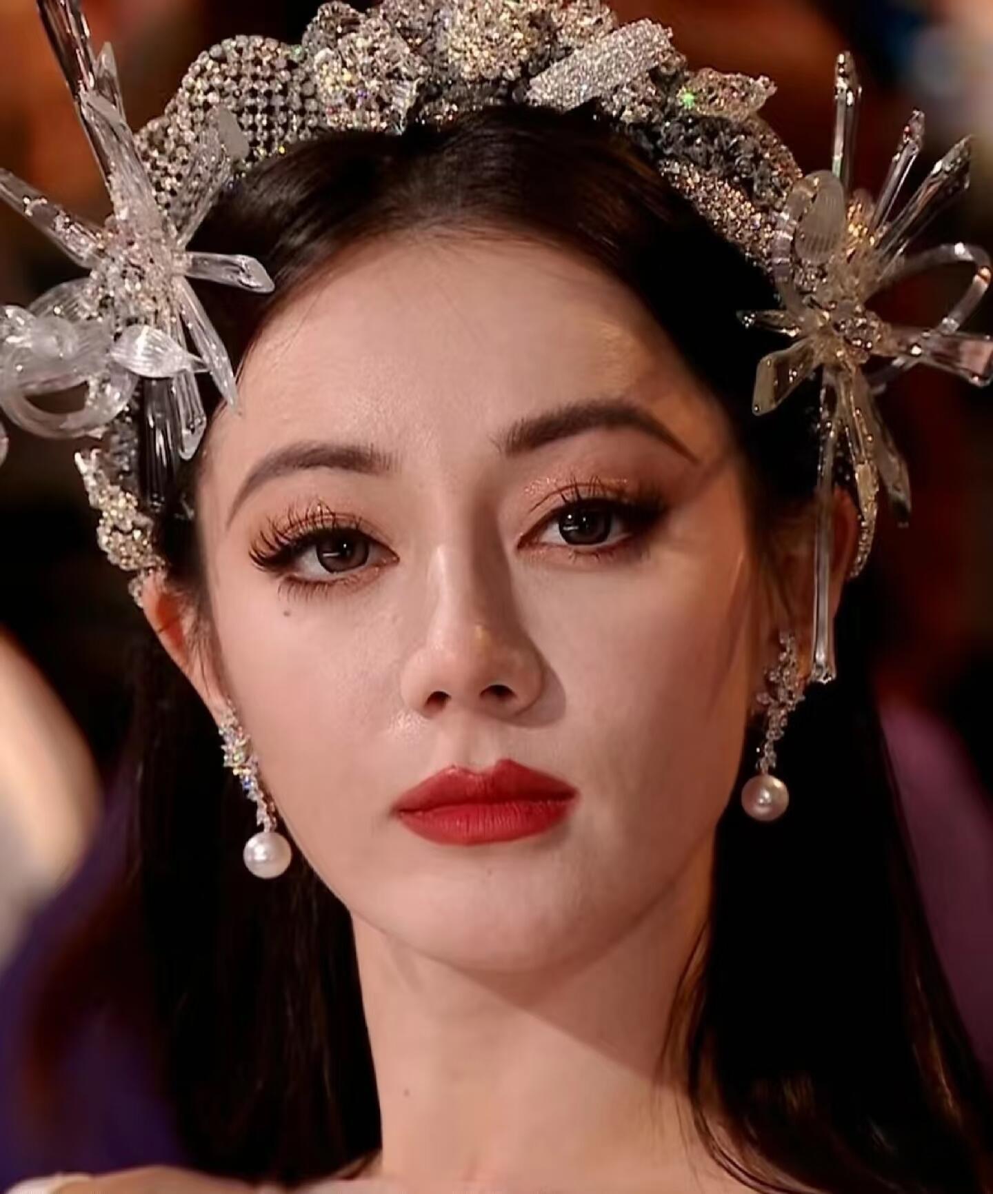 这才是现实里看到的迪丽热巴 