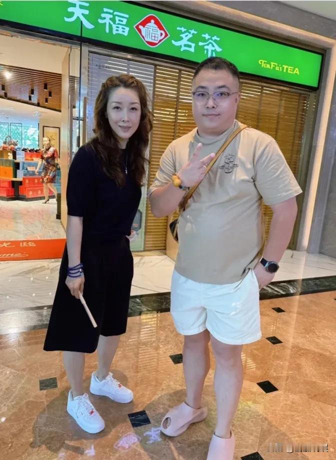 知名歌手孙悦现身大连，53岁的她，发量好多，身材苗条，柳眉长眼，一身黑色装扮显得